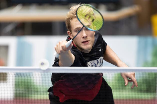 SV Fun-Ball Dortelweil - TV Refrath, Badminton-Bundesliga Mads Vestergaard (SV Fun-Ball Dortelweil). Badminton-Bundesligaspiel zwischen dem SV Fun-Ball Dortelweil und dem TV Refrath am 9. Oktober 2022 in Bad Vilbel-Dortelweil., Bad Vilbel Hessen Deutschland Sporthalle der Europäischen Schule Rhein-Main