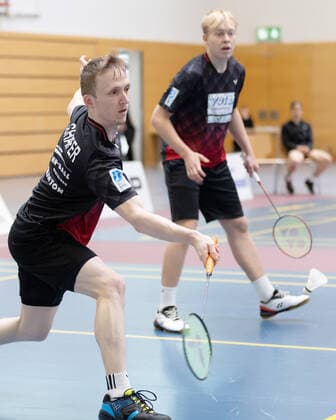 SV Fun-Ball Dortelweil - TV Refrath, Badminton-Bundesliga Kai Schäfer (SV Fun-Ball Dortelweil) mit seinem Doppelpartner Christian Faust Kjaer (SV Fun-Ball Dortelweil). Badminton-Bundesligaspiel zwischen dem SV Fun-Ball Dortelweil und dem TV Refrath am 9. Oktober 2022 in Bad Vilbel-Dortelweil., Bad Vilbel Hessen Deutschland Sporthalle der Europäischen Schule Rhein-Main