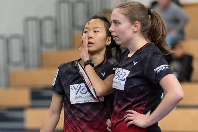 SV Fun-Ball Dortelweil - TV Refrath, Badminton-Bundesliga Iris Wang (SV Fun-Ball Dortelweil, links) mit ihrer Doppelpartnerin Julie Macpherson (SV Fun-Ball Dortelweil). Badminton-Bundesligaspiel zwischen dem SV Fun-Ball Dortelweil und dem TV Refrath am 9. Oktober 2022 in Bad Vilbel-Dortelweil., Bad Vilbel Hessen Deutschland Sporthalle der Europäischen Schule Rhein-Main