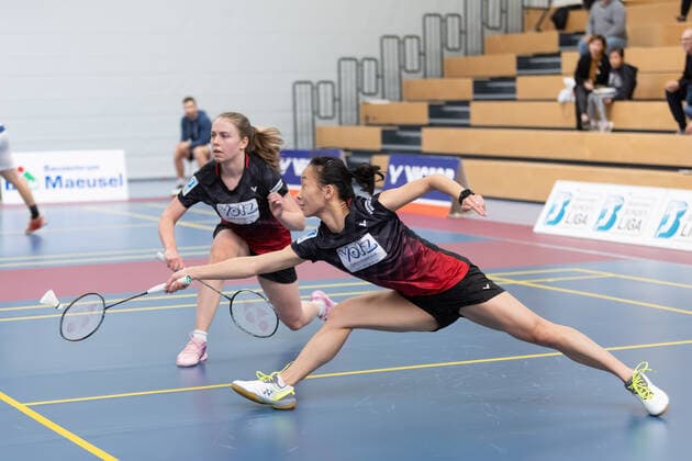 SV Fun-Ball Dortelweil - TV Refrath, Badminton-Bundesliga Iris Wang (SV Fun-Ball Dortelweil, vorn) mit ihrer Doppelpartnerin Julie Macpherson (SV Fun-Ball Dortelweil). Badminton-Bundesligaspiel zwischen dem SV Fun-Ball Dortelweil und dem TV Refrath am 9. Oktober 2022 in Bad Vilbel-Dortelweil., Bad Vilbel Hessen Deutschland Sporthalle der Europäischen Schule Rhein-Main