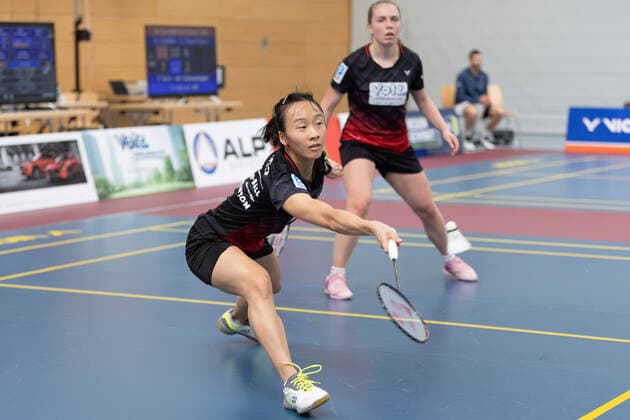SV Fun-Ball Dortelweil - TV Refrath, Badminton-Bundesliga Iris Wang (SV Fun-Ball Dortelweil) im Dopel mit ihrer Partnerin Julie Macpherson (SV Fun-Ball Dortelweil). Badminton-Bundesligaspiel zwischen dem SV Fun-Ball Dortelweil und dem TV Refrath am 9. Oktober 2022 in Bad Vilbel-Dortelweil., Bad Vilbel Hessen Deutschland Sporthalle der Europäischen Schule Rhein-Main
