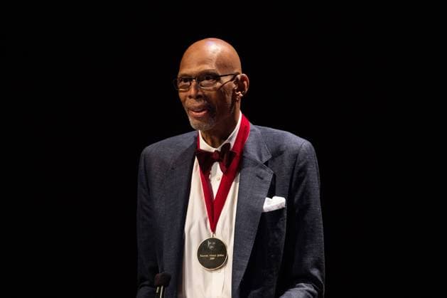 CAMBRIDGE, MA - OCTOBER 06: National Basketball Association NBA, Basketball Herren, USA legend Kareem Abdul-Jabbar speaks to the audience after receiving his medal during the Harvard University Hutchins Center Honors W.E.B. Du Bois Medal Ceremony on October 6, 2022, at Sanders Theatre in Cambridge, MA. (Photo by Erica Denhoff Icon Sportswire) OTHER: OCT 06 Kareem Abdul-Jabbar Receives W.E.B. Dubois Medal Icon22100614