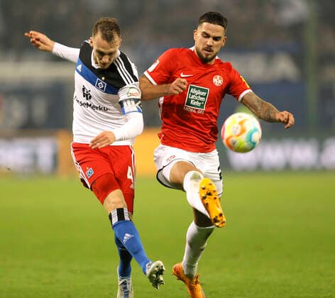 Foto : Lex Tyger Lobinger ( 1. FCK , rechts ) grätscht gegen Sebastian Schonlau , links Fussball 2. Liga am Sa. 08.10.2022 Hamburger SV - 1. FC Kaiserslautern 1 - 1