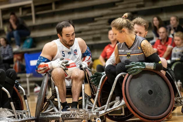 Sport Themen der Woche KW41 Sport Bilder des Tages United States vs. Germany, 2022 Wheelchair Rugby World Championship, WM, Weltmeisterschaft Vejle; 11.10.22 Chuck Aoki (no. 05, Team USA), Britta Kripke (no. 07, Team Germany) *** United States vs Germany, 2022 Wheelchair Rugby World Championship, Vejle 11 10 22 Chuck Aoki no 05, Team USA , Britta Kripke no 07, Team Germany Copyright: xBEAUTIFULxSPORTS MarioxM.xKobergx