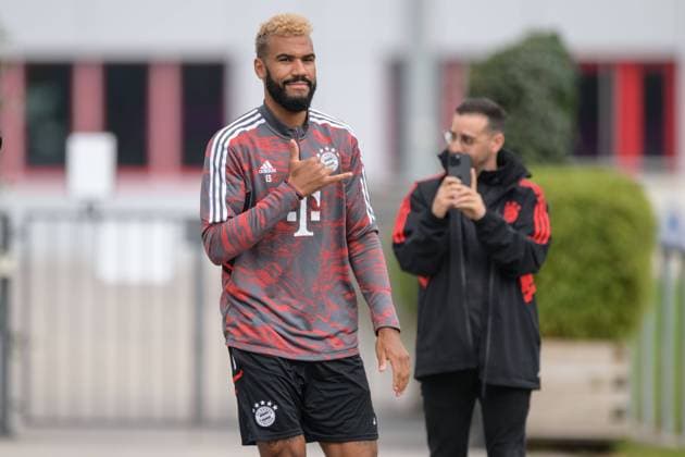 Sport Themen der Woche KW41 Sport Bilder des Tages Fußball, Championsleague, 20221011, Abschlusstraining, FC Bayern München - Viktoria Pilsen. Im Bild Eric Maxim CHOUPO-MOTING (FC Bayern München, 13) entspannt locker Shaka Hang loose Zeichen Surfer-Gruß. München Trainingsgelände Säbener Str. 51 Bayern Deutschland *** Soccer, Champions League, 20221011, final training, FC Bayern Munich Viktoria Pilsen In the picture Eric Maxim CHOUPO MOTING FC Bayern Munich, 13 relaxed loose Shaka Hang loose sign surfer greeting Munich training ground Säbener Str 51 Bayern Germany Copyright: Passion2Press MarkusxFischerx