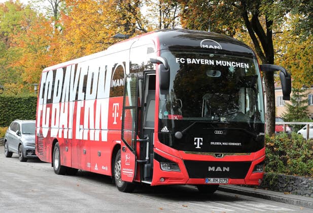 München, Deutschland 11. Oktober 2022: Fussball, Herren, Saison 2022 2023, FC Bayern München, Säbener Strasse, Trainingsgelände, Training, Abschlusstraining Mannschaftsbus, Teambus, FC Bayern München, MAN *** Munich, Germany 11 October 2022 football, men, season 2022 2023, FC Bayern Munich, Säbener Strasse, training ground, training, final training team bus, team bus, FC Bayern Munich, MAN