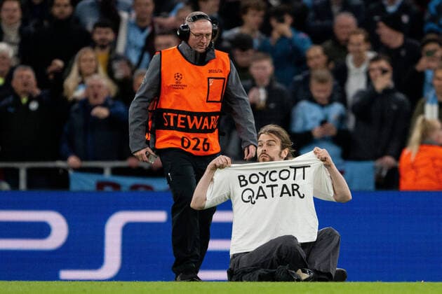 Bilder des Jahres, Sport 10 Oktober Sport Themen der Woche KW41 Sport Bilder des Tages 221011 A pitch invader during the UEFA Champions League football match between FC Copenhagen and Manchester City on October 11, 2022 in Köpenhamn. Photo: Petter Arvidson BILDBYRAN kod PA PA0412 fotboll football soccer fotball champions league fc copenhagen manchester city bbeng planstormare publik *** 221011 A pitch invader during the UEFA Champions League football match between FC Copenhagen and Manchester City on October 11, 2022 in Copenhagen Photo Petter Arvidson BILDBYRAN code PA PA0412 fotbol football soccer fotball champions league fc copenhagen manchester city bbeng planstormare audience,  Copyright: PETTERxARVIDSON BB221011PA019