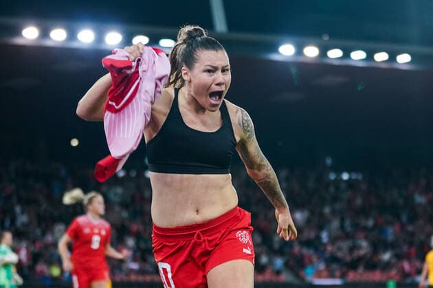 Sport Themen der Woche KW41 Sport Bilder des Tages 11.10.2022, Zurich, Letzigrund, FIFA World Cup, WM, Weltmeisterschaft, Fussball Playoffs: Switzerland - Wales, 10 Ramona Bachmann (Switzerland) celebrates Zurich Letzigrund Zurich Switzerland *** 11 10 2022, Zurich, Letzigrund, FIFA World Cup Playoffs Switzerland Wales, 10 Ramona Bachmann Switzerland celebrates Zurich Letzigrund Zurich Switzerland  Copyright: xJustPictures.ch DanielaxPorcellix