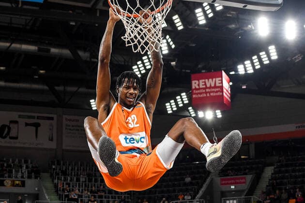 Sport Themen der Woche KW41 Sport Bilder des Tages GER, EuroCup, ratiopharm Ulm vs Umana Reyer Venice 11.10.2022, ratiopharm arena, Neu-Ulm, GER, EuroCup, ratiopharm Ulm vs Umana Reyer Venice, im Bild Joshua Hawley (Ulm, 32) haengt am Korb *** GER, EuroCup, ratiopharm Ulm vs Umana Reyer Venice 11 10 2022, ratiopharm arena, New Ulm, GER, EuroCup, ratiopharm Ulm vs Umana Reyer Venice, in picture Joshua Hawley Ulm, 32 hangs on basket nordphotoxGmbHx xHafner nph00200