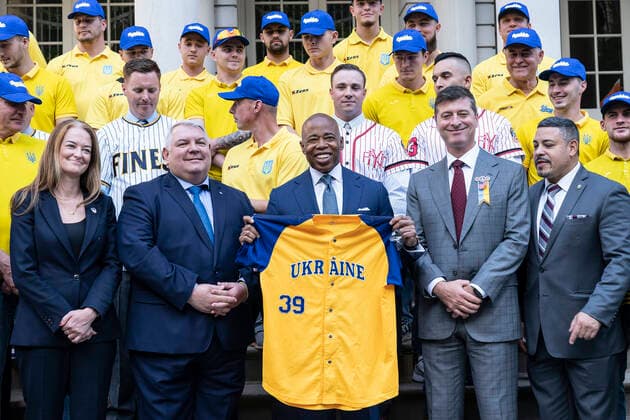 Bilder des Jahres, Sport 10 Oktober Sport Themen der Woche KW41 Sport Bilder des Tages Mayor Eric Adams welcomes the Ukrainian National baseball team to New York City The Ukrainian national baseball team, mayor Eric Adams, and officials from the FDNY and NYPD pose on the steps of City Hall. The Ukrainian National Baseball team will play charity games against the NYPD and FDNY. They were joined by FDNY Acting Commissioner Laura Cavanaugh, FDNY Chief of Department John Hodgens, FDNY Chief of Operations James Esposito, NYPD First Deputy Commissioner Edward Caban, Ukrainian General Consul Oleksii Holubov and Commissioner of International Affairs Edward Mermelstein. New York New York United States Copyright: LevxRadin