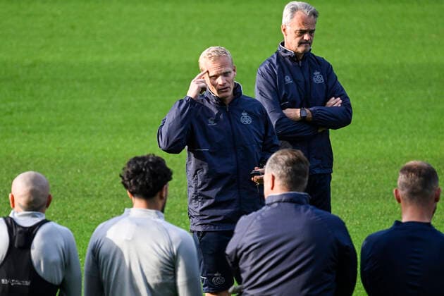 Union s head coach Karel Geraerts talks to his players during a training session of Belgian soccer team Royale Union Saint-Gilloise, Wednesday 12 October 2022 in Leuven, in preparation of tomorrow s game against Portuguese Braga SC on the fourth day of the Uefa Europa League group stage. TOMxGOYVAERTS  x46919653x