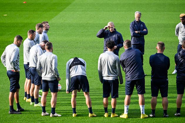 Union s head coach Karel Geraerts talks to his players during a training session of Belgian soccer team Royale Union Saint-Gilloise, Wednesday 12 October 2022 in Leuven, in preparation of tomorrow s game against Portuguese Braga SC on the fourth day of the Uefa Europa League group stage. TOMxGOYVAERTS  x46919979x