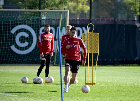 Fussball, Herren, Saison 2022 2023, Europa League, 1. FC Union Berlin, Abschlusstraining vor der Europa-League-Partie 1. FC Union Berlin - Malmö FF, im Bild: Rani Khedira (vorn, 1. FC Union Berlin), hinten v. l. Levin Öztunali (1. FC Union Berlin), Tymoteusz Puchacz (1. FC Union), 12.10. 2022, Copyright: xMatthiasxKochx
