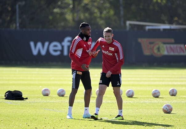 Fussball, Herren, Saison 2022 2023, Europa League, 1. FC Union Berlin, Abschlusstraining vor der Europa-League-Partie 1. FC Union Berlin - Malmö FF, im Bild: v. l. Jordan Siebatcheu (1. FC Union Berlin), Paul Jaeckel (1. FC Union Berlin), 12.10. 2022, Copyright: xMatthiasxKochx