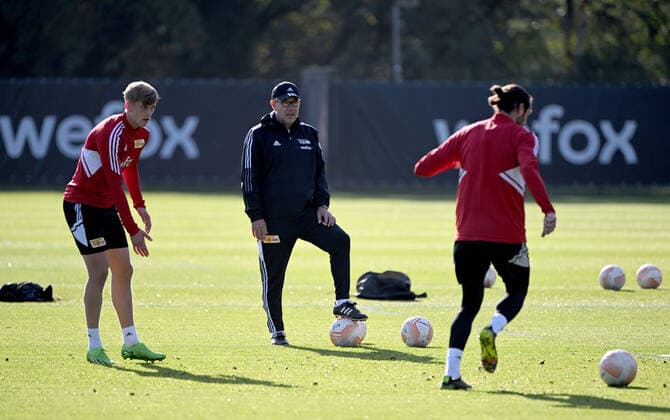 Sport Bilder des Tages Fussball, Herren, Saison 2022 2023, Europa League, 1. FC Union Berlin, Abschlusstraining vor der Europa-League-Partie 1. FC Union Berlin - Malmö FF, im Bild: v. l. Aljoscha Kemlein (1. FC Union Berlin), Trainer Urs Fischer (1. FC Union), Christopher Trimmel (1. FC Union), 12.10. 2022, Copyright: xMatthiasxKochx