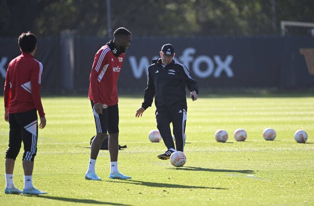 Fussball, Herren, Saison 2022 2023, Europa League, 1. FC Union Berlin, Abschlusstraining vor der Europa-League-Partie 1. FC Union Berlin - Malmö FF, im Bild v. l. : Genki Haraguchi (1. FC Union Berlin), Jordan Siebatcheu (1. FC Union Berlin), Trainer Urs Fischer (1. FC Union), 12.10. 2022, Copyright: xMatthiasxKochx
