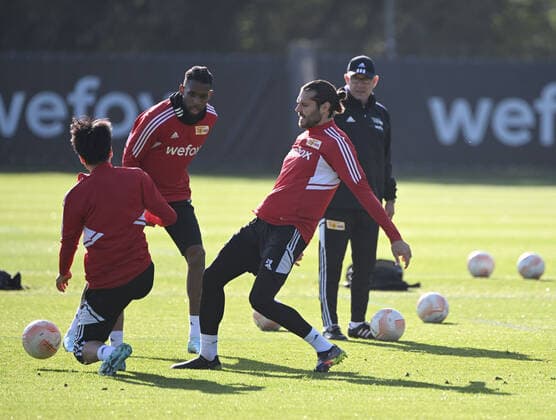 Fussball, Herren, Saison 2022 2023, Europa League, 1. FC Union Berlin, Abschlusstraining vor der Europa-League-Partie 1. FC Union Berlin - Malmö FF, im Bild v. l. : Genki Haraguchi (1. FC Union Berlin), Jordan Siebatcheu (1. FC Union Berlin), Christopher Trimmel (1. FC Union), Trainer Urs Fischer (1. FC Union), 12.10. 2022, Copyright: xMatthiasxKochx