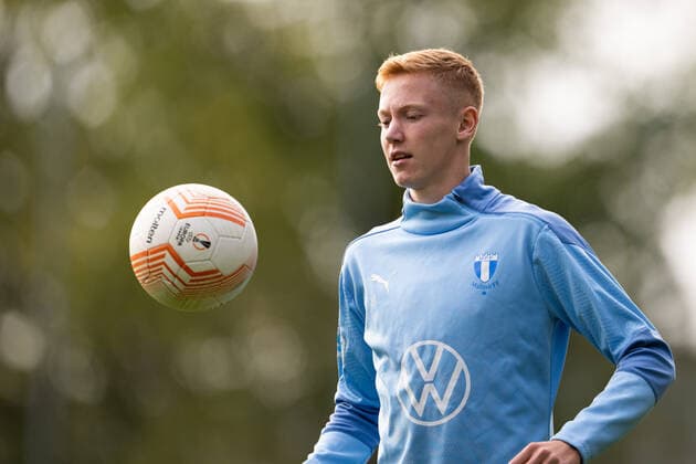 221012 Hugo Larsson during a training session with Malmö FF on October 12, 2022 in Malmö. Photo: Petter Arvidson BILDBYRAN kod PA PA0413 fotboll football soccer fotball uefa europa league träning practice training malmö ff bbeng Copyright: PETTERxARVIDSON BB221012PA032