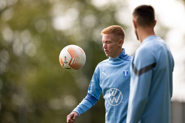 221012 Hugo Larsson during a training session with Malmö FF on October 12, 2022 in Malmö. Photo: Petter Arvidson BILDBYRAN kod PA PA0413 fotboll football soccer fotball uefa europa league träning practice training malmö ff bbeng Copyright: PETTERxARVIDSON BB221012PA034