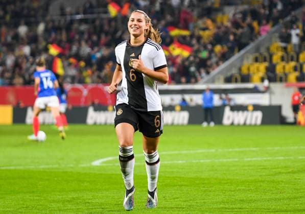 Fußball Frauen Länderspiel Deutschland - Frankreich 07.10.2022 Rudolf-Harbig-Stadion Dresden 07.10.2022 Symbol, Symbolfoto, Symbolbild, Sinnbild, Bildsymbol, Darstellung, Signum: Torjubel: Lena Oberdorf (6, Deutschland), nach dem Tor von Alexandra Popp zum 2:0 Dresden Rudolf-Harbig-Stadion Sachsen Deutschland Copyright: xLobeca InesxHähnelx