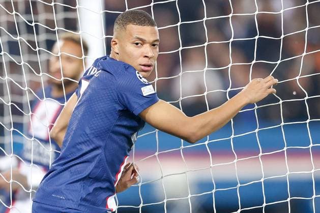 PARIS 11.10.2022, xjfx Champions Legue 2022 2023 Group H Paris Saint Germain - S.L.Benfica v.l., Kylian Mbappe (Paris Saint-Germain), enttaeuscht, enttaeuscht schauend, dissapointed, traurig, frustiert, frust, gefrustet Copyright: JoaquimxFerreira