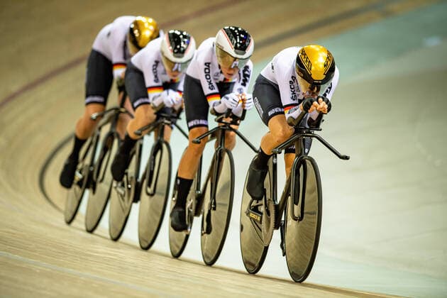 Bilder des Jahres, Sport 10 Oktober Sport Themen der Woche KW41 Sport Bilder des Tages Deutschland Team Mannschaftsverfolgung UCI Track World Championships 2022 GER - Germany, Deutschland, REISSNER Lena Charlotte, TEUTENBERG Lea Lin, BRAUSSE Franziska, KRÖGER Mieke. Team Bahnrad Vierer Mannschaftsverfolgung der Frauen. Team pursuit qualifying (Qualifikation für die Mannschaftsverfolgung der Frauen) am 12. Oktober 2022. UCI Track World Championships 2022 (Bahnradsport-Weltmeisterschaften) im Velodrome National in Saint-Quentin-en-Yvelines (Montigny-le-Bretonneux Frankreich). Die 122. UCI-Bahn-Weltmeisterschaften 2022 finden vom 12. bis 16. Oktober 2022 statt. *** Germany Team Team Pursuit UCI Track World Championships 2022 GER Germany, Germany, REISSNER Lena Charlotte, TEUTENBERG Lea Lin, BRAUSSE Franziska, KRÖGER Mieke Team Track Bike Four Womens Team Pursuit qualifying qualification for the Womens Team Pursuit on 12 October 2022 UCI Track World Championships 2022 Track Cycling World Championships at the Velodrome National in Saint Quentin en Yvelines Montigny le Bretonneux France The 122 UCI Track World Championships 2022 will take place from 12 to 16 October 2022