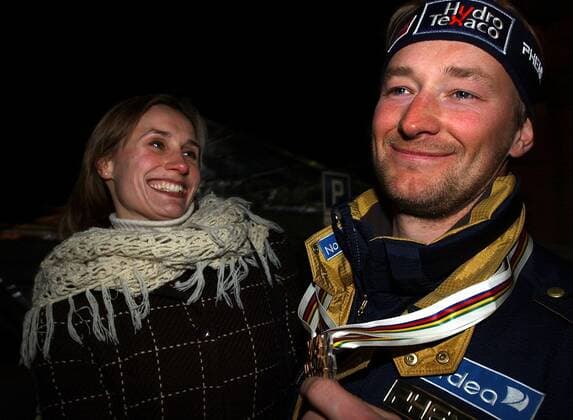 ST MORITZ 20030208 Det blev norskt VM-silver genom Kjetil Andre Aamodt da herrarnas störtlopp avgjordes i St Moritz lördagen den 8:e februari 2003. Här gratuleras Aamodt av flickvännen Stina Östvold efter den officiella medaljutdelningen i St Moritz pa lördagskvällen. ST MORITZ Schweiz x20520x *** ST MORITZ 20030208 It was Norwegian WC silver through Kjetil Andre Aamodt when the mens downhill race was decided in St Moritz on Saturday 8 February 2003 Here Aamodt is congratulated by his girlfriend Stina Östvold after the official medal ceremony in St Moritz on Saturday evening ST MORITZ Switzerland x20520x  Copyright: xTorxRichardsen TTx 20520