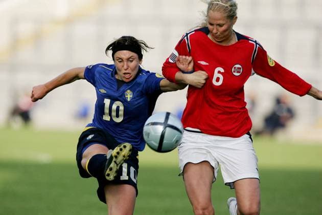 WARRINGTON 2005-06-16 : UEFA Womens championship 2005. Sverige spelar semifinal mot Norge. Sveriges Hanna Ljungberg och Norges Marit Fiane Christensen. Norge vann matchen med 3-2 i förlängningen. WARRINGTON ENGLAND FOTBOLL x10701x Copyright: xJESSICAxGOWx SVE-NOR SEMI