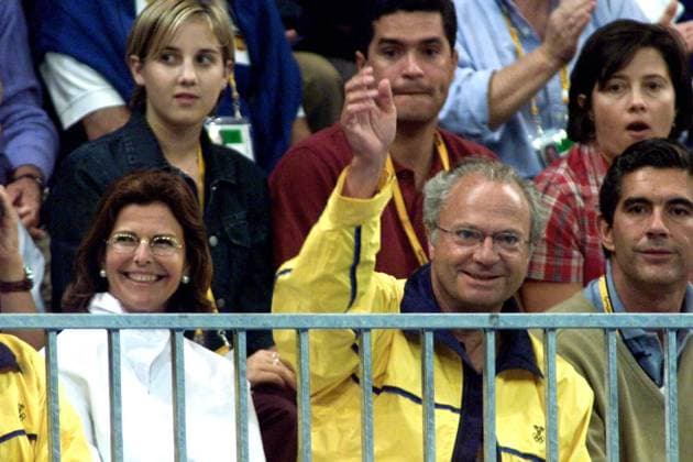 SYDNEY 24SEP00 -OS i Sydney 2000. Handboll: Sverige vann över Spanien 28-27 i den sista gruppspelsmatchen Bilden: Kungen och drottningen deltog i den svenska hejaklacken. (DIGITALKAMERA) SYDNEY AUSTRALIEN Samlingsbegrepp x1030x *** SYDNEY 24SEP00 Sydney 2000 Olympics Handball Sweden beat Spain 28 27 in the final group stage match Image The King and Queen participated in the Swedish cheerleading DIGITAL CAMERA SYDNEY AUSTRALIA Collection concept x1030x  Copyright: xJonasxEkströmerx OS SYDNEY 2000 KUNGLIGT