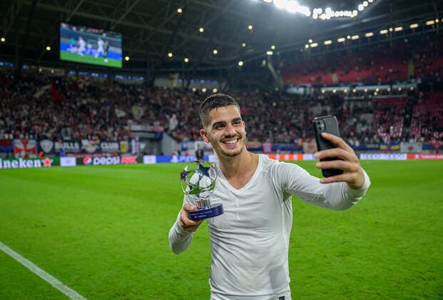 Leipzigs Andre Silva macht ein Selfie mit seiner Player of the Match Trophaee. Fussball Champions League, Vorrunde 3. Spieltag: RB Leipzig - Celtic Glasgow FC 3-1. 5. Oktober 2022: Leipzig, Red Bull Arena. RB Leipzig - Celtic Glasgow FC 3-1