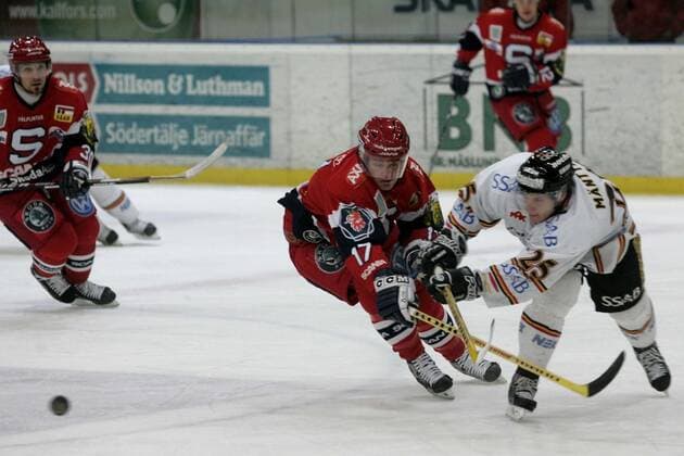 STOCKHOLM 20050124 Elitserien i ishockey, Södertälje SK - Lulea HF, 7-2. Bilden: Kyle Calder i Södertälje och Tuukka Mäntylä i Lulea i aktion. Foto Mats Andersson SCANPIX Code 62210 x62210x *** STOCKHOLM 20050124 Elitserien in ice hockey, Södertälje SK Lulea HF, 7 2 Picture Kyle Calder in Södertälje and Tuukka Mäntylä in Lulea in action Photo Mats Andersson SCANPIX Code 62210 x62210x  Copyright: xMatsxAnderssonx xTTx 62210