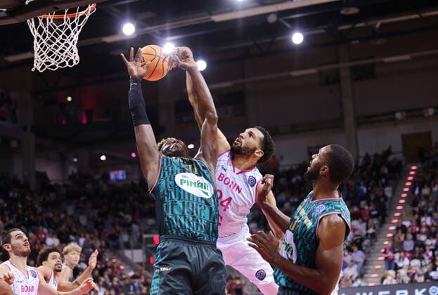 Sport Themen der Woche KW41 Sport Bilder des Tages Deane Williams Telekom Baskets Bonn vs. Pinar Karsiyaka , Basketball Champions League BCL Foto: Jörn Wolter *** Deane Williams Telekom Baskets Bonn vs Pinar Karsiyaka , Basketball Champions League BCL Foto Jörn Wolter
