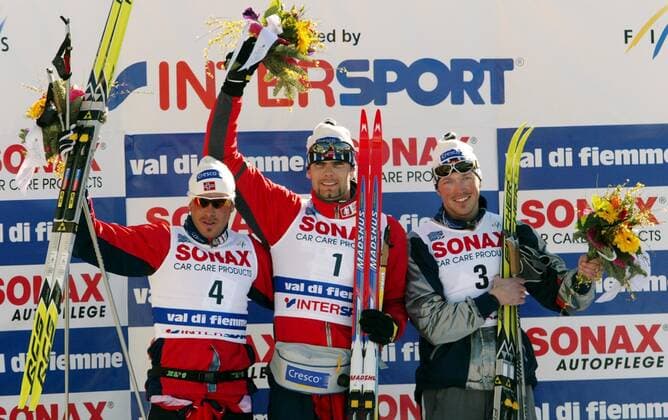 VAL DI FIEMME 030219 Norge tog en totalseger pa 30 km masstart onsdagen 19 februari 2003 under Skid-VM i Val Di Fiemme, Italien. Thomas Alsgaard, i mitten pa prispallen, med tvaan Anders Aukland till vänster och trean Frode Estil till höger VAL DI FIEMME ITALIEN SKIDOR x10661x *** VAL DI FIEMME 030219 Norway took an overall victory in the 30 km mass start Wednesday February 19, 2003 during the Skiing WC in Val Di Fiemme, Italy Thomas Alsgaard, in the middle of the podium, with second Anders Aukland on the left and third Frode Estil on the right VAL DI FIEMME ITALY SKIING x10661x  Copyright: xHENRIKxMONTGOMERYx PRB_SKID_VM_30_KM