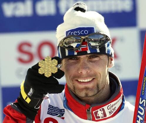 VAL DI FIEMME 20030219 Thomas Alsgaard med sin guldmedalj efter segern i herrarnas 30 kilometer med masstart vid skid VM i Val di Fiemme den 19:e februari 2003. Val di Fiemme italien x20520x *** VAL DI FIEMME 20030219 Thomas Alsgaard with his gold medal after winning the mens 30 kilometer mass start at the Ski World Championships in Val di Fiemme on February 19th 2003 Val di Fiemme Italy x20520x  Copyright: xErikxJohansenx xTTx 20520