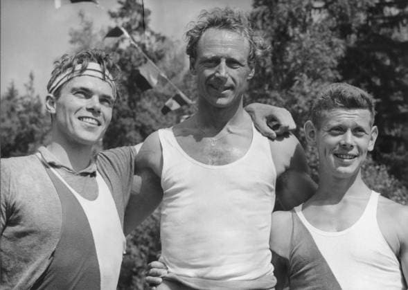 1958 - Kanot-SM. Tättrion pa K-1 100 meter med segrande kanotkungen Gert Fredriksson i mitten flankerad av (?) Lindelöv och Kalle von Ge(?)er SVERIGE KANOT x190x *** 1958 Canoe SM Tättrion at K 1,100 meters with victorious canoeist Gert Fredriksson in the middle flanked by Lindelöv and Kalle von Give er SWEDEN CANOE x190x  Copyright: xPRESSENSxBILDx KANOT-SM 1958 FREDRIKSSON