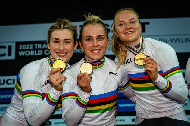Bilder des Jahres, Sport 10 Oktober Sport Themen der Woche KW41 Sport Bilder des Tages Pauline Sophie GRABOSCH, Emma HINZE, Lea Sophie FRIEDRICH UCI Track World Championships 2022 Pauline Sophie GRABOSCH, Emma HINZE, Lea Sophie FRIEDRICH holen Gold (Goldmedaille, Weltmeisterin, Weltmeistertitel) in Frauen Team Sprintvor China (People s Republic.) und Großbritannien. Siegerehrung, Podium UCI Track World Championships 2022 (Bahnradsport-Weltmeisterschaften) im Velodrome National in Saint-Quentin-en-Yvelines (Montigny-le-Bretonneux Frankreich). Die 122. UCI-Bahn-Weltmeisterschaften 2022 finden vom 12. bis 16. Oktober 2022 statt. *** Pauline Sophie GRABOSCH, Emma HINZE, Lea Sophie FRIEDRICH UCI Track World Championships 2022 Pauline Sophie GRABOSCH, Emma HINZE, Lea Sophie FRIEDRICH get gold gold medal, world champion, world title in women team sprintbefore China People s Republic and Great Britain award ceremony, Podium UCI Track World Championships 2022 Track Cycling World Championships at the Velodrome National in Saint Quentin en Yvelines Montigny le Bretonneux France The 122 UCI Track World Championships 2022 will be held from 12 to 16 October 2022