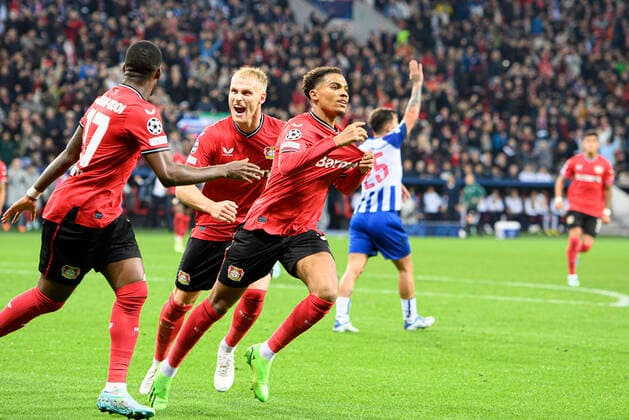 Jubel Amine ADLI (LEV), das Tor wird aberkannt, v.l. Callum HUDSON-ODOI (LEV) Mitchel BAKKER (LEV), Amine ADLI (LEV) Fussball Champions League, Vorrunde 4.Spieltag, Bayer 04 Leverkusen (LEV) - FC Porto, am 12.10.2022 in Leverkusen Deutschland. Â