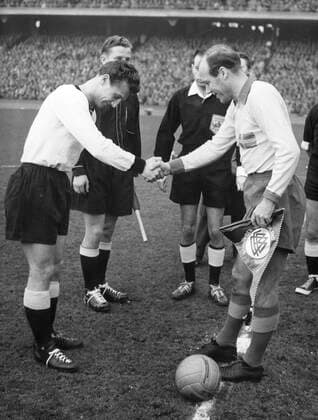 HAMBURG 19571120 (FILE) - Tyskland - Sverige 1-0 : Swedish captain Gunnar Gren (R) receives the German colours before the match. HAMBURG GERMANY Fotboll x194x Copyright: xPRESSENSxBILDx SOCCER-GER-SWE