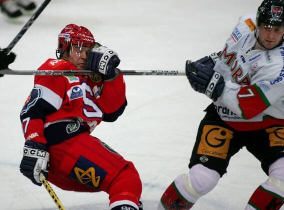 STOCKHOLM 2005-02-24 Ishockey elitserien. SSK-Mora. Södertäljes Kyle Calder far en klubba i ansiktet vid kam med Moras Pavel Skrbek. STOCKHOLM SVERIGE x1013x *** STOCKHOLM 2005 02 24 Ice hockey elite series SSK Mora Södertäljes Kyle Calder takes a stick in the face when combing with Moras Pavel Skrbek STOCKHOLM SWEDEN x1013x  Copyright: xJACKxMIKRUTx SSK-MORA