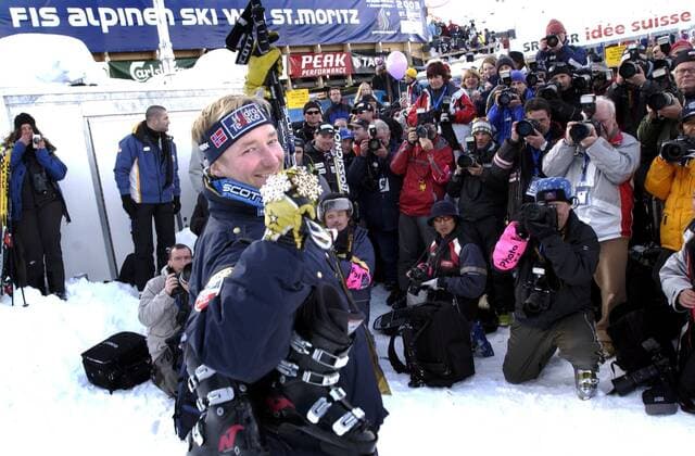 ST MORITZ 20030208 Det blev norskt VM-silver genom Kjetil Andre Aamodt da herrarnas störtlopp avgjordes i St Moritz lördagen den 8:e februari 2003. Silvret blir Aamodts 19:e mästerskapsmedalj. Här poserar Aamodt för den samlade världspressen. ST MORITZ Schweiz x20520x *** ST MORITZ 20030208 Norwegian WC silver through Kjetil Andre Aamodt when the mens downhill race was decided in St Moritz on Saturday 8 February 2003 The silver is Aamodts 19th championship medal Here Aamodt poses for the assembled world press ST MORITZ Switzerland x20520x  Copyright: xTorxRichardsen TTx 20520