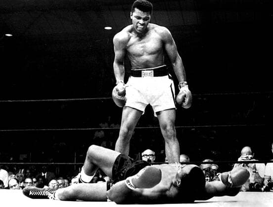 Ikonische Bilder der Sportgeschichte Muhammad Ali när han var som bäst. Den gamle tungviktsmästaren Sonny Liston ligger utslagen,knockad av Ali redan i första ronden när de möttes den 25 maj 1965. Ali vann 56 av sina 61 proffsmatcher. foto: UPI Kod: 450 COPYRIGHT SCANPIX SWEDEN UNITED STATES PB-KOD: 450 x450x Copyright: xUPIx