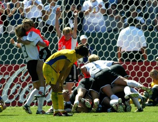 CARSON 20031012 FOTBOLLS VM Damer. VM final Sverige-Tyskland. Jane Törnqvist deppar medan tyskorna jublar efter segermalet av Nia Kuenze i golden goal-förlängningen. CARSON UNITED STATES x1013x