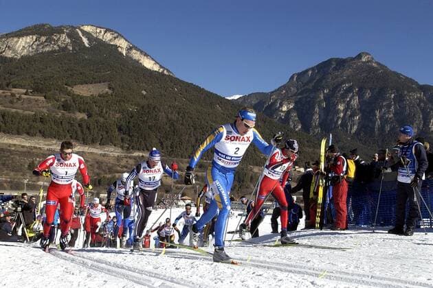 VAL DI FIEMME 20030219 30 km masstart herrar..Det blev trippel Norskt när herrarnas masstart över 30 km avgjordes i ett dramatiskt lopp med manga svängningar i täten. Matthias Fredriksson i ledningen halvägs in i loppet skuggad av segraren Thomas Alsgaard (NOR) tv. Foto Anders Wiklund SCANPIX code 50030-403 ***Skid-VM-paketet. BETALBILD t.o.m. 20030303, därefter fritt för abonnemangstidningar*** Val di Fiemme italien x50030x *** VAL DI FIEMME 20030219 30 km mens mass start It was a triple Norwegian when the mens mass start over 30 km was decided in a dramatic race with many swings in the lead Matthias Fredriksson in the lead halfway into the race shadowed by the winner Thomas Alsgaard NOR tv Photo Anders Wiklund SCANPIX code 50030 403 Ski WC package PAID PICTURE until 20030303, then free for subscription magazines Val di Fiemme Italy x50030x  Copyright: xAndersxWiklundx xTTx 50030