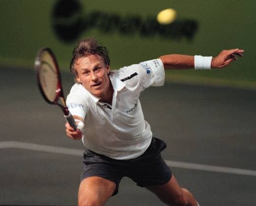 STOCKHOLM 13 JAN 2000 Björn Borg slar en forehand mot Mats Wilander under deras match i Mästarmötet pa Älvsjömässan i Stockholm pa torsdagen. Den matchen slutade i Wilanders favör med 4-2, 2-4, 4-1. STOCKHOLM SVERIGE Tennis x1030x Copyright: xJonasxEkströmerx