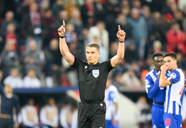 Schiedsrichter Istvan KOVACS (ROU) macht das Zeichen fuer den VAR, Gestik, Geste, Fussball Champions League, Vorrunde 4.Spieltag, Bayer 04 Leverkusen (LEV) - FC Porto 0:3, am 12.10.2022 in Leverkusen Deutschland. Â
