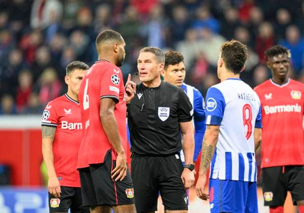 Schiedsrichter Istvan KOVACS (ROU) ermahnt Jonathan TAH l. (LEV) und Matheus URIBE r. (Porto), Gestik, Geste, Fussball Champions League, Vorrunde 4.Spieltag, Bayer 04 Leverkusen (LEV) - FC Porto 0:3, am 12.10.2022 in Leverkusen Deutschland. Â