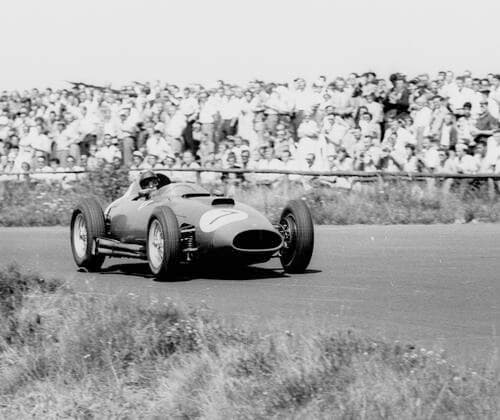 Nuerburgring Grosser Preis von Deutschland 04.08.1957 Peter Collins im Ferrari 801 in Aktion . Im Hintergrund die Zuschauer, die nur durch einen Holzzaun von der Rennstrecke getrennt sind *** Nuerburgring Grand Prix of Germany 04 08 1957 Peter Collins in Ferrari 801 in action In the background the spectators separated from the race track only by a wooden fence HM