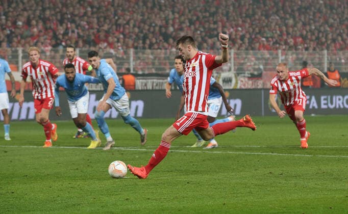 Robin Knoche Elfmeter Strafstoß schießend zum 1;0 Fußball Fussball UEL UEFA Europa League Herren Saison 2022 2023 13.10.2022 1.FC Union Berlin FCU vs. Malmö FF DFL regulations prohibit any use of photographs as image sequences and or quasi-video.