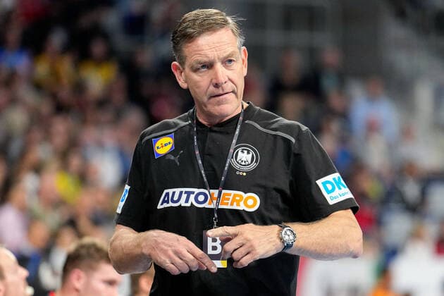 Alfred Gislason (Trainer, Bundestrainer, DHB), gibt Anweisungen, gestikuliert, mit den Armen gestikulieren, Einzelbild, Einzelfoto, Aktion, Action, 13.10.2022, Mannheim (Deutschland), Handball, EHF Euro Cup, Deutschland - Schweden