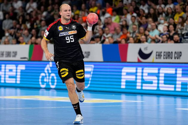 Paul Drux (DHB, 95), am Ball, Freisteller, Ganzkörper, Einzelbild, Einzelfoto, Aktion, Action, 13.10.2022, Mannheim (Deutschland), Handball, EHF Euro Cup, Deutschland - Schweden